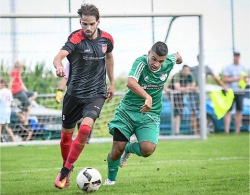 Der „Kirchhain-Kil(l)er“ hilft den jungen Spielern Fußball